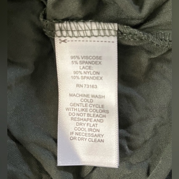 Cable & Gauge deep green lace trim V-neck tee top 2X NWT - Picture 5 of 6